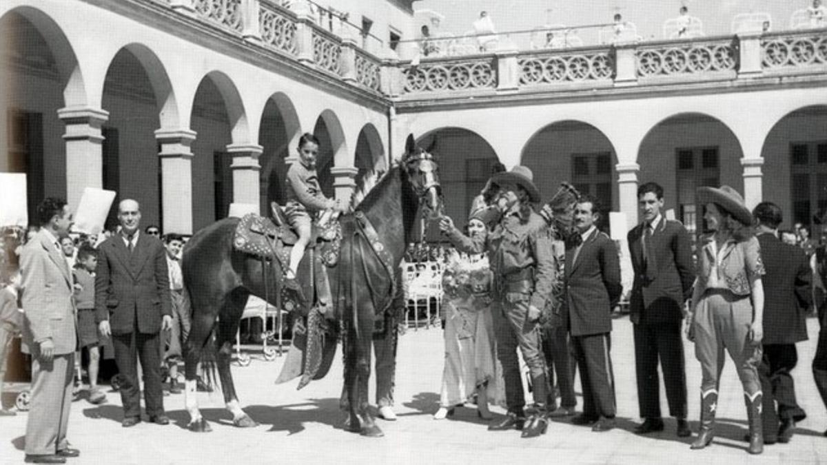 Bufallo Bill visita el Hospital de la Santa Creu, durante la estancia del Circo Americano en Barcelona en 1951.