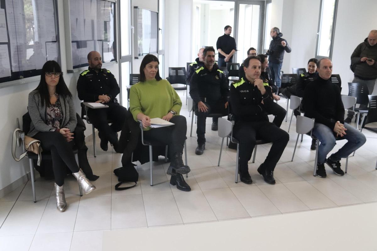 Inspectors municipals i agents de la Policia Local de Lloret de Mar assisteixen a una formació d'una plataforma per detectar pisos turístics il·legals.