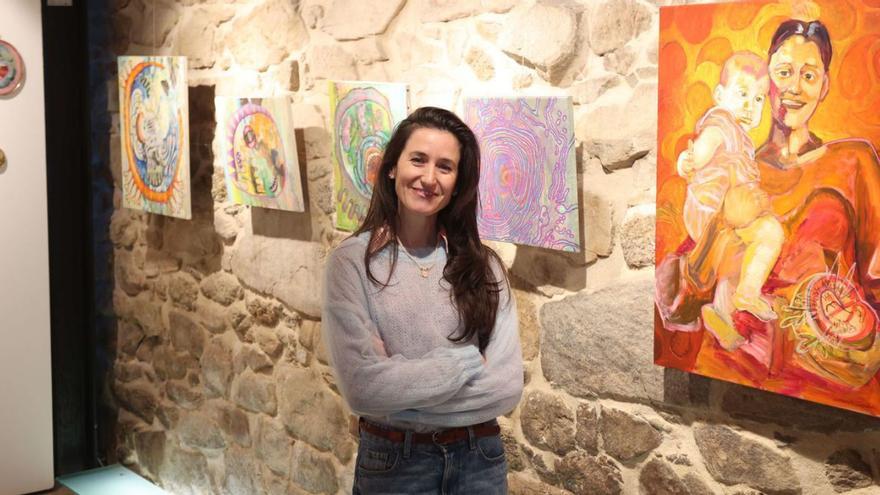 Gisela Galván, en la Casa Museo María Pita, con obras de su exposición ‘E ti cando berras’. | | IAGO LÓPEZ