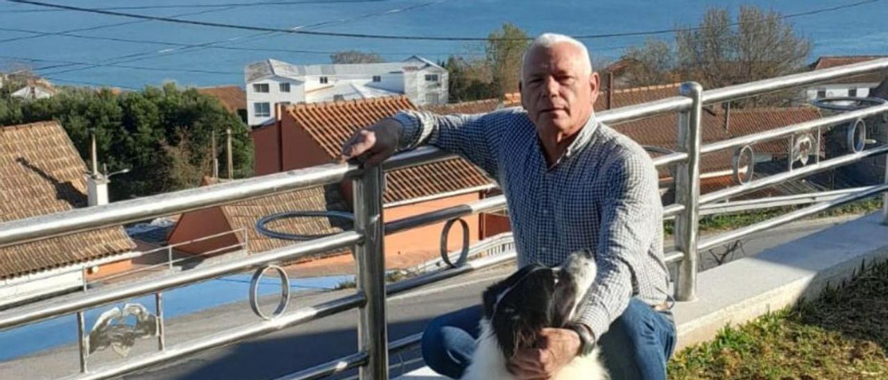 Vicente Verdeal, ayer, en su casa con su perro Elvis.