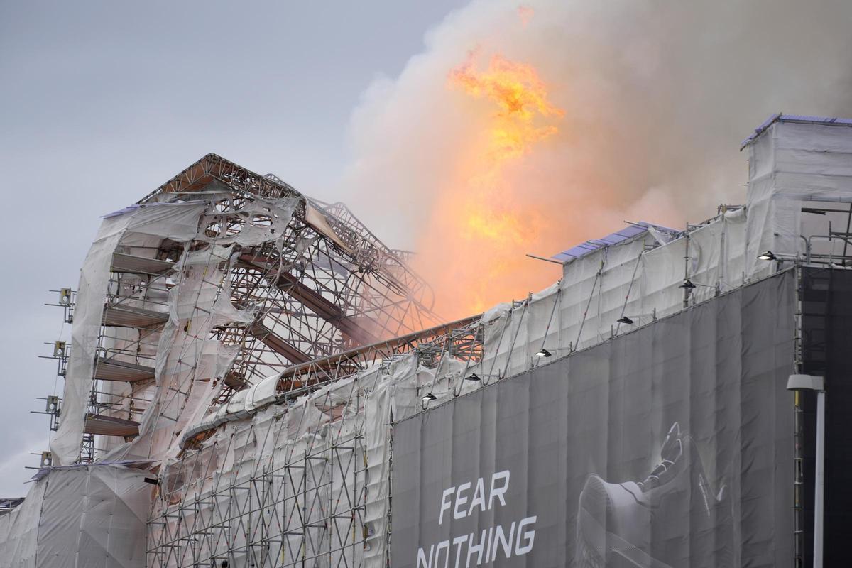 El fuego devora el edificio de la Bolsa de Copenhague