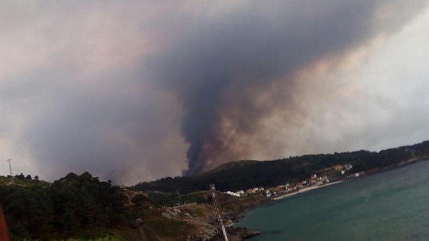 Incendios en Galicia | Una inmensa nube de humo envuelve Porto do Son