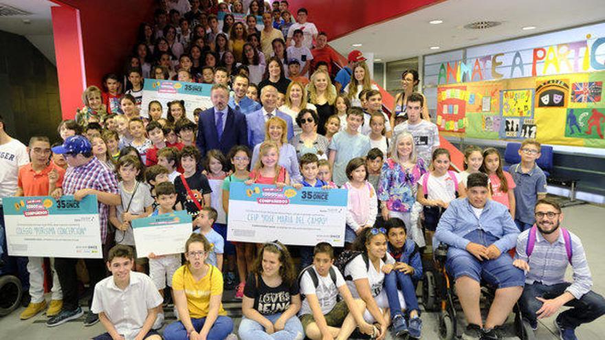 Los alumnos del colegio Daidínn (Benahavís) y José María del Campo (Sevilla) recogen su premio con el consejero de Educación, Javier Imbroda.