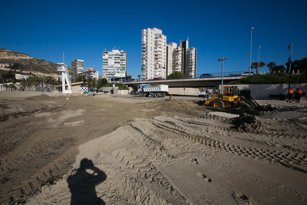 Suciedad en la playa de la Albufereta tras la riada