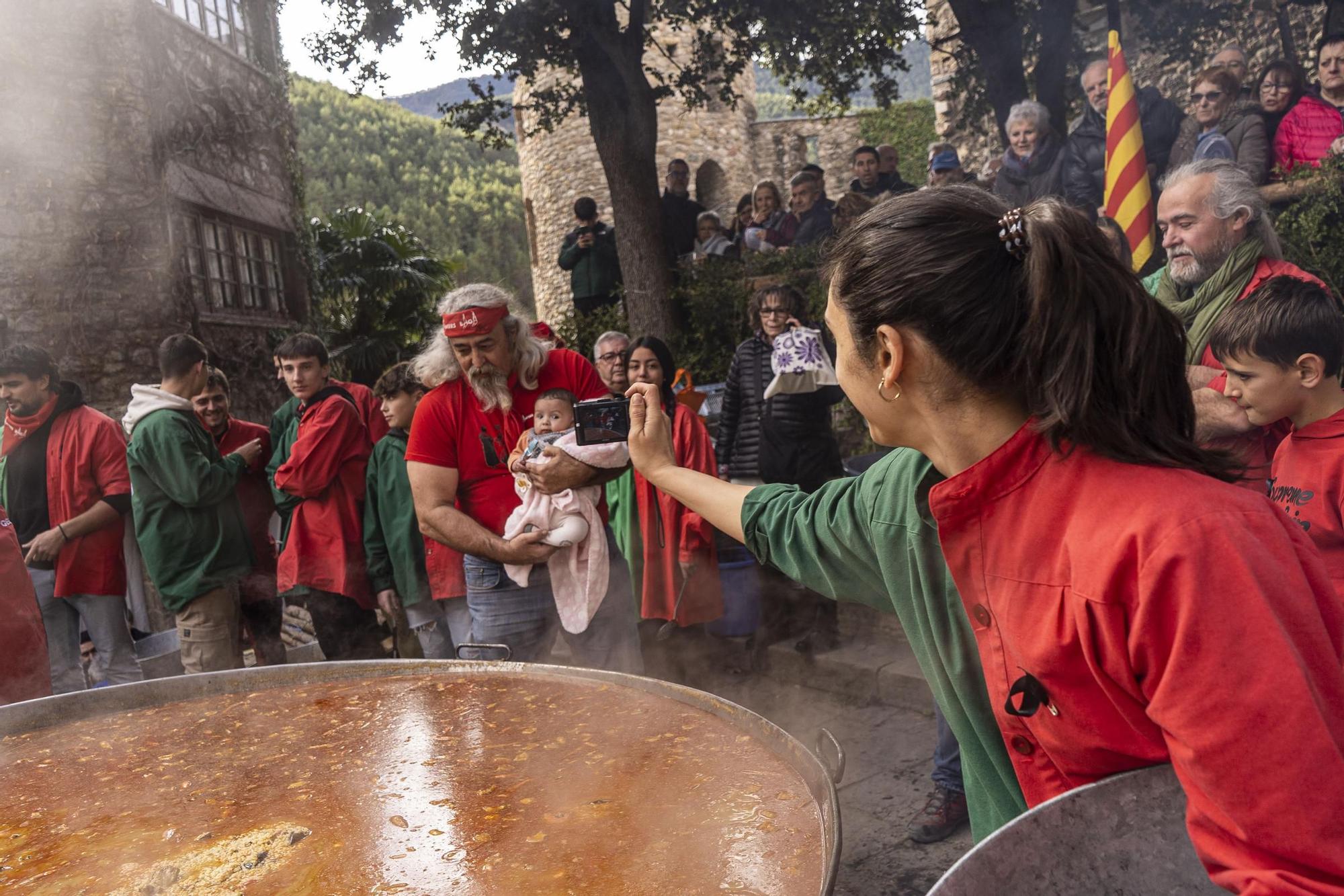 Bagà cuina el seu popular arròs per 2.500 persones