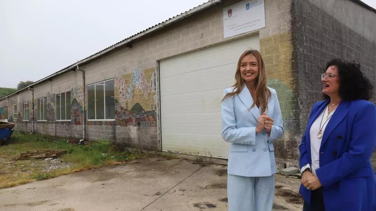 Fabiola García y Lucía Calvo junto al inmueble en el que se construirá el centro de día de Teo.