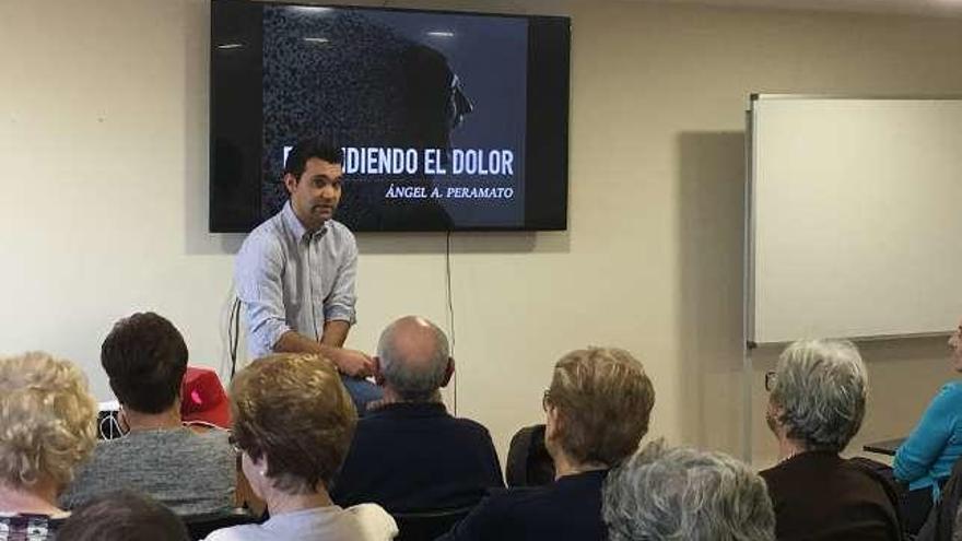 El especialista durante la charla, en Benavente.