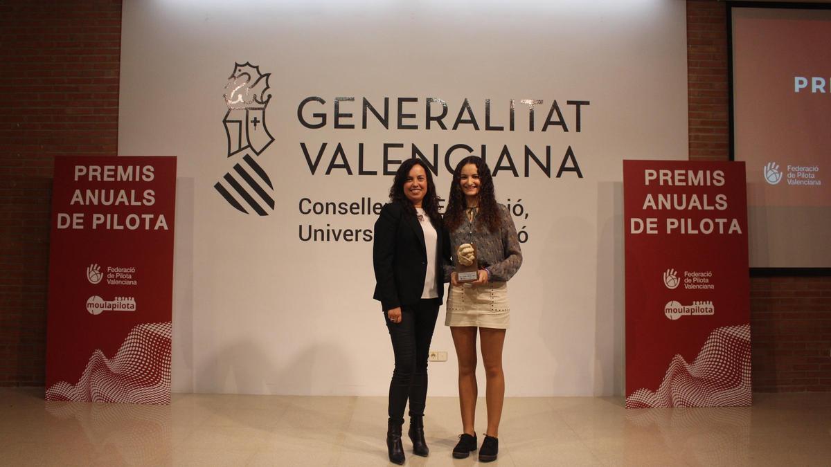 Júlia va rebre el premi de mans d'una vicepresidenta de la FPV