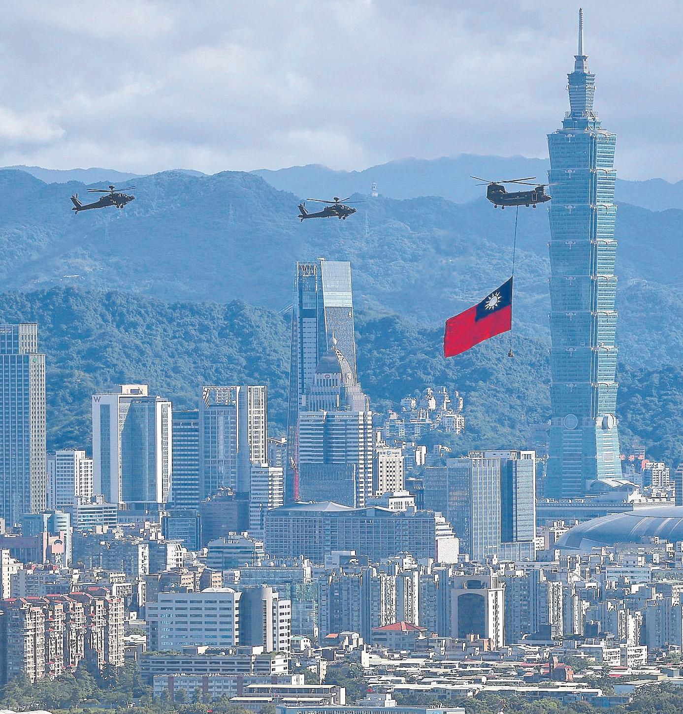 Un helicóptero con la bandera de Taiwan sobrevuela Taipéi. / Reuters