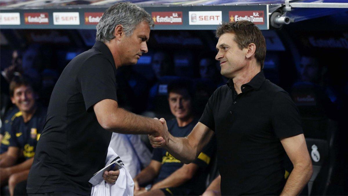 José Mourinho y Tito Vilanova se saludan durante uno de los clásicos de la temporada 2012/13