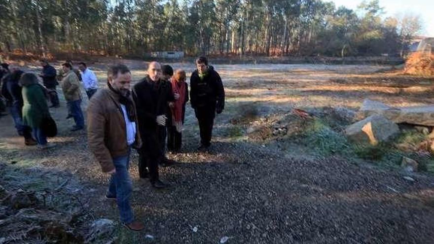 El alcalde, Marcos Besada, y el conselleiro de Sanidade, Jesús Vázquez Almuiña, visitan los terrenos donde se localizará el ambulatorio. // A.H.