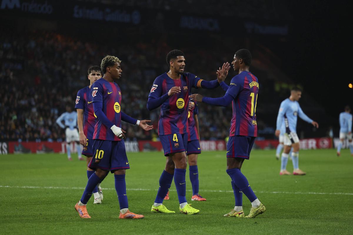 Cubarsí, Lamine Yamal, Araujo y Rashord celebran un gol contra el Celta de Vigo