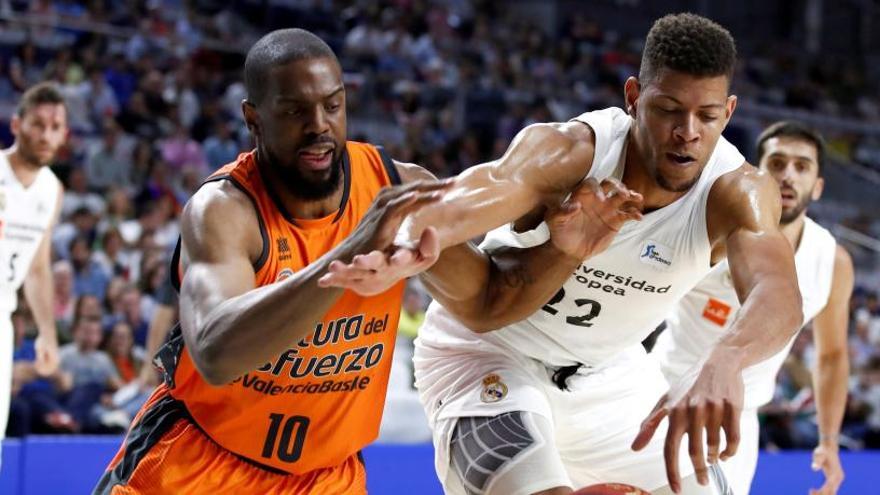 Un momento del choque entre el Real Madrid y el Valencia.