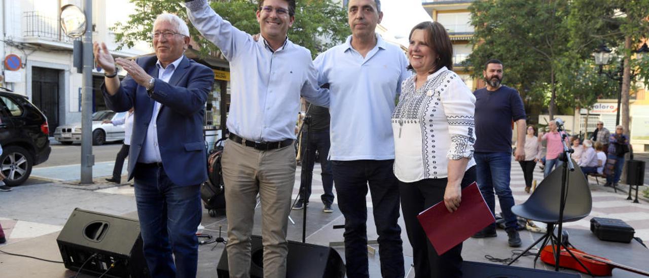 Rodríguez saluda a los asistentes al acto, junto a Botifarra, Sanchis y Gandia, ayer en la Plaça de la Concepció.