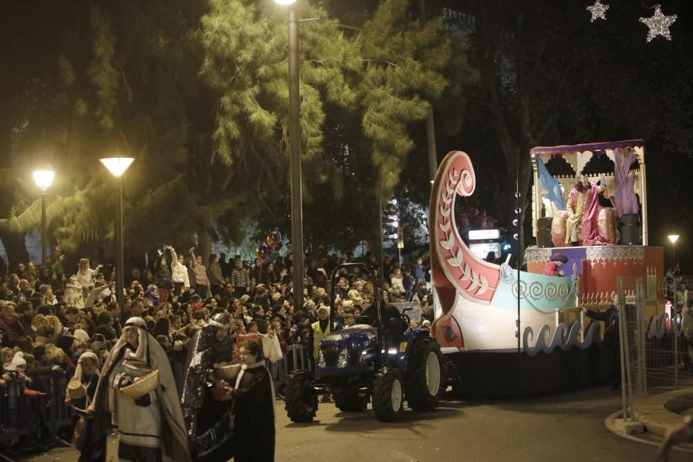 Die Heiligen Drei Könige wurden am Donnerstagabend (5.1.) bei ihrem bunten Umzug durch Palma von allerlei Meeresgetier begleitet. Statt auf dem Rathausplatz führte der Weg dieses Jahr vom Hafen zum Borne-Boulevard.