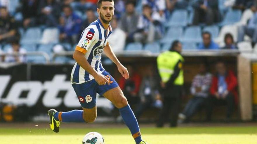 Pablo Insua avanza con la pelota durante el partido del pasado domingo ante el Zaragoza en Riazor. / 13fotos