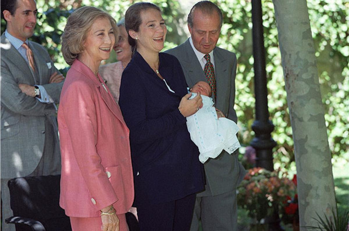 Naixement del primer nét dels Reis, Felip de Marichalar Borbó (17 de juliol de 1998).