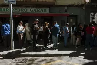 Largas colas este lunes en Pere Garau por la regularización