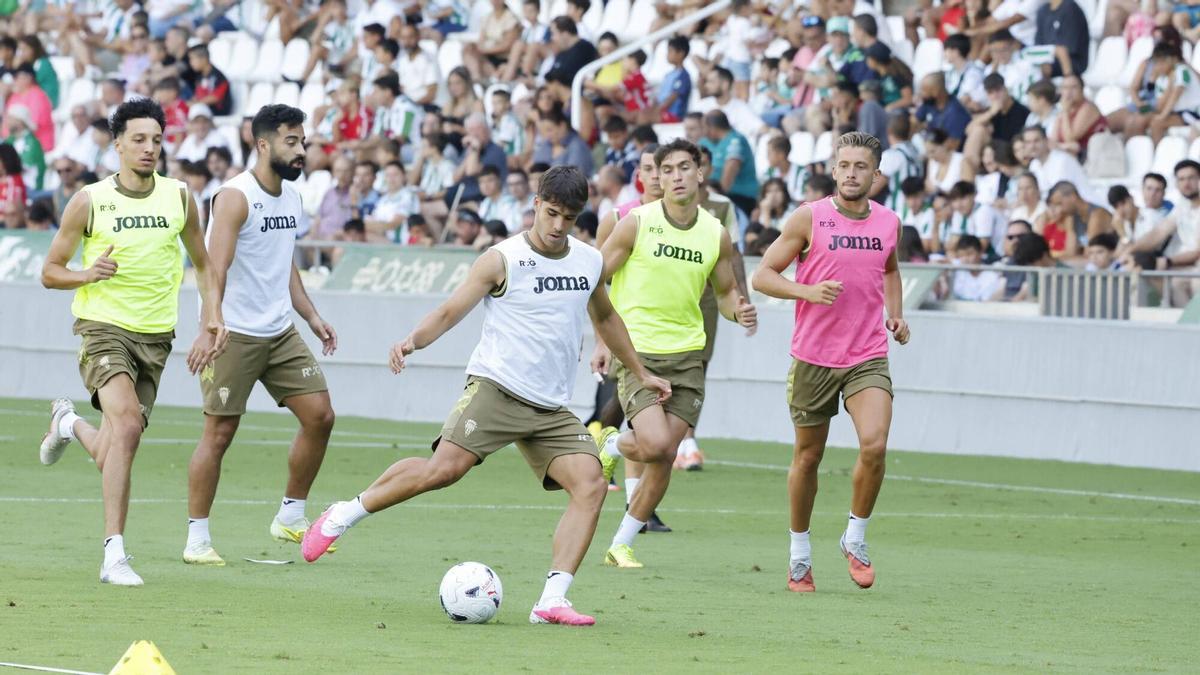 Eder García prepara un disparo durante la sesión del Córdoba CF del pasado martes en El Arcángel.