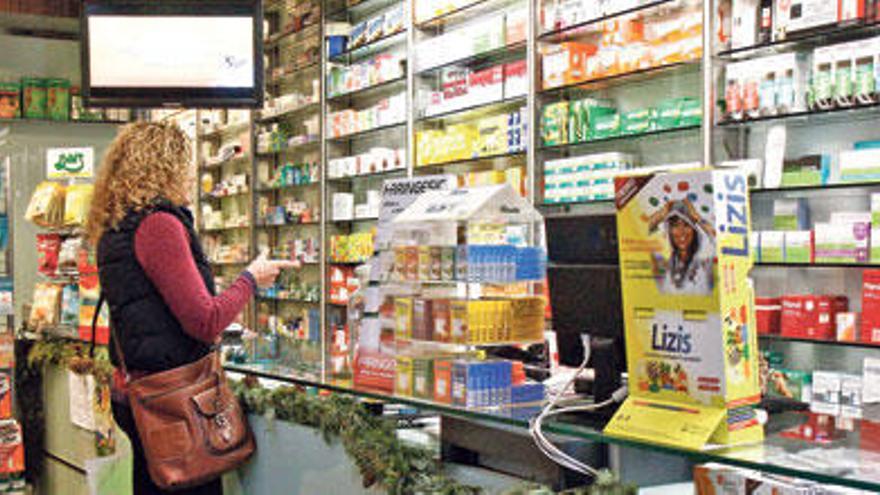 Imagen de una farmacia en Palma, donde desde 2009 hay varias boticas autorizadas pendientes de abrir pero que el Govern frena.