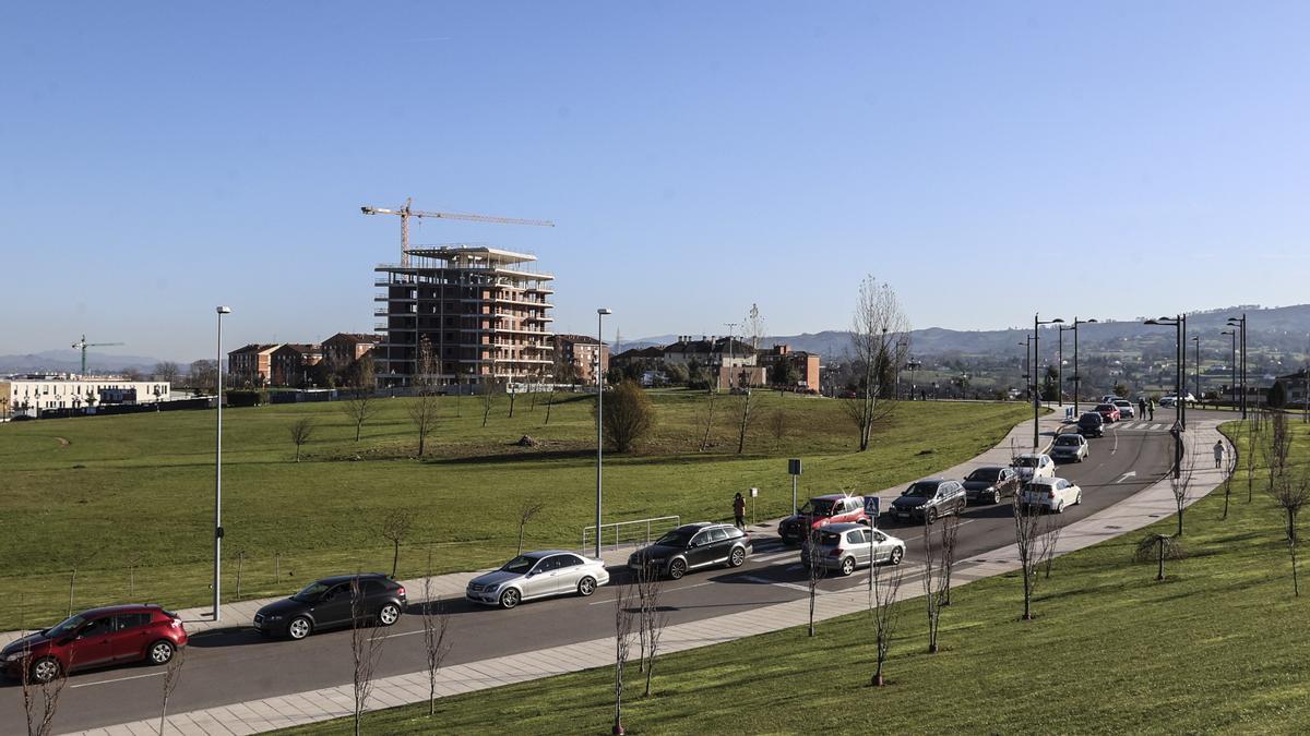 Largas colas de coches en el HUCA para hacer una PCR