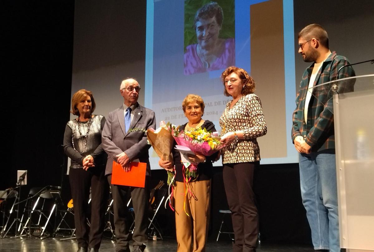 Roser Cabrera, flanqueada por Pepa Guardiola y Joan Ivars (izq.) y Rosa Seser y Sergi Avargues