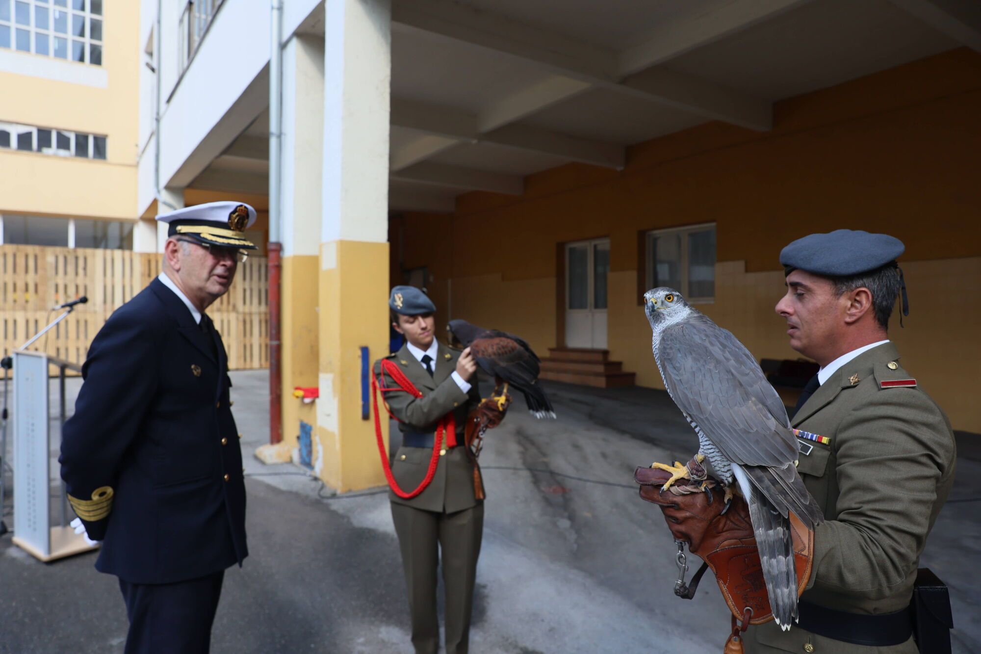 Escuelas Blancas. Acto de izado de la bandera con asistencia del delegado de Defensa y representantes de la Guardia Civil, la Policía Nacional y la Municipal, entre otros