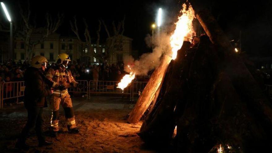 Huesca prende su hoguera de San Vicente a pesar del mal tiempo