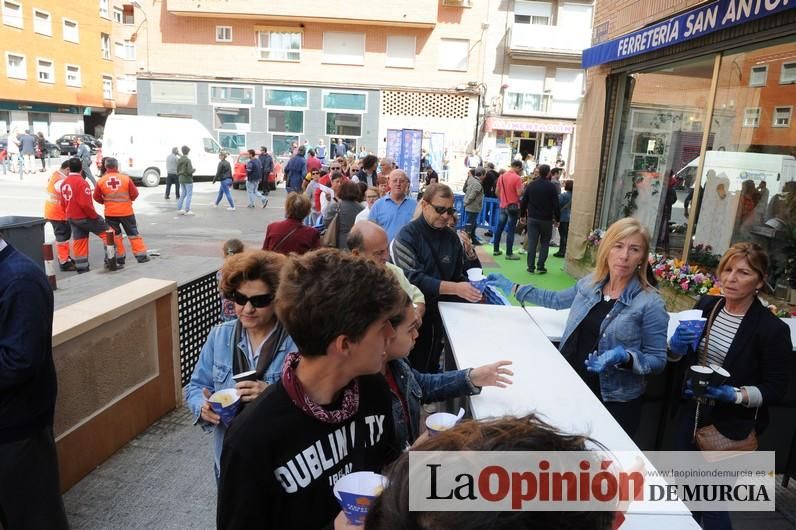 Reparto de buñuelos y chocolate en la ferretería de San Anton