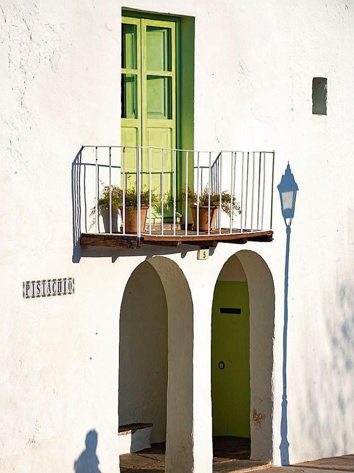Fachada de una vivienda en el pueblo de Sant Miquel.
