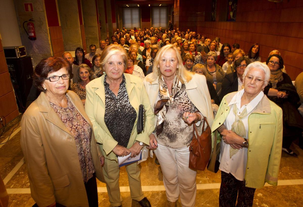 CONFERENCIA - COLOQUIO " NI LOCAS NI TERRORISTAS " A CARGO DE LA ASOCIACION ERGUETE, CON SU PRESIDENTA CARMEN AVENDAÑO (2I), SARA GUNTIN (2D), TONINA DIAZ (1D) Y DORA CARRERA (1I), EN EL AUDITORIO MUNICIPAL DO AREAL ( VIGO ). CLUB FARO