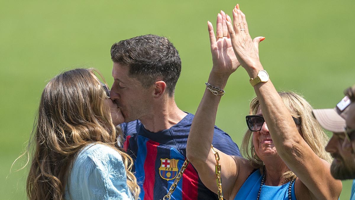 Robert Lewandowski felicitado por su mujer Anna Lewandowska sobre el césped del Camp Nou.
