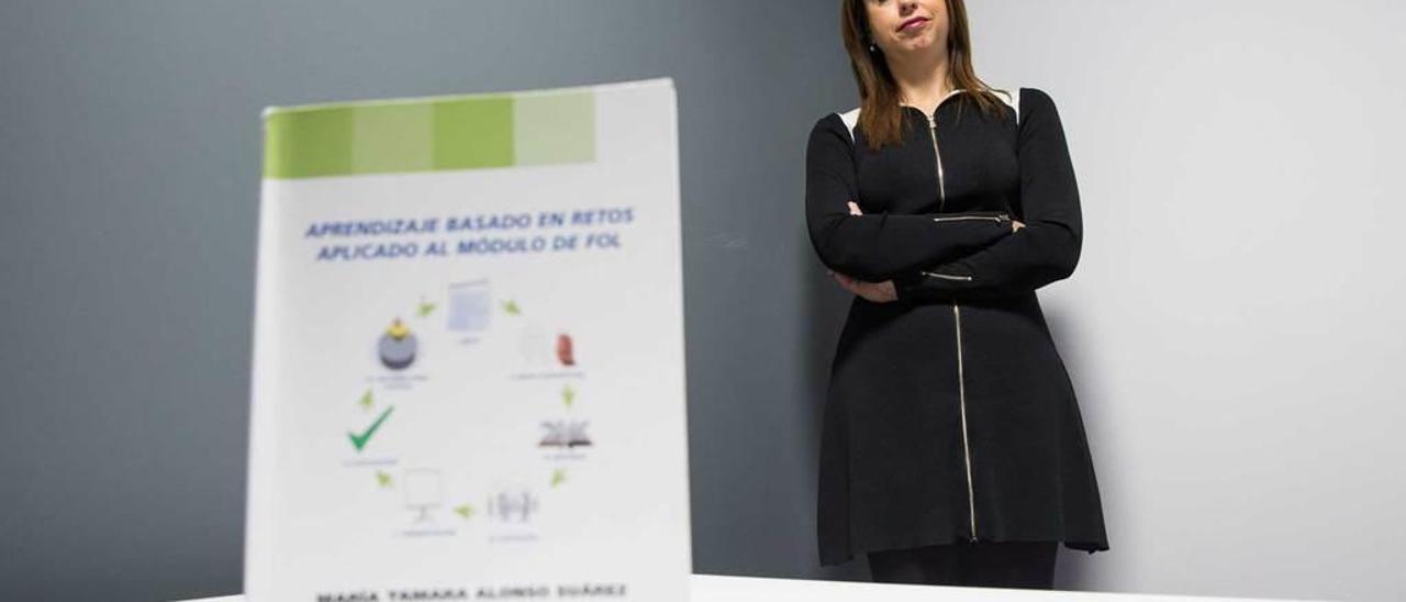 Tamara Alonso Suárez, con el libro de texto que ha publicado con su innovador método de aprendizaje para FP.