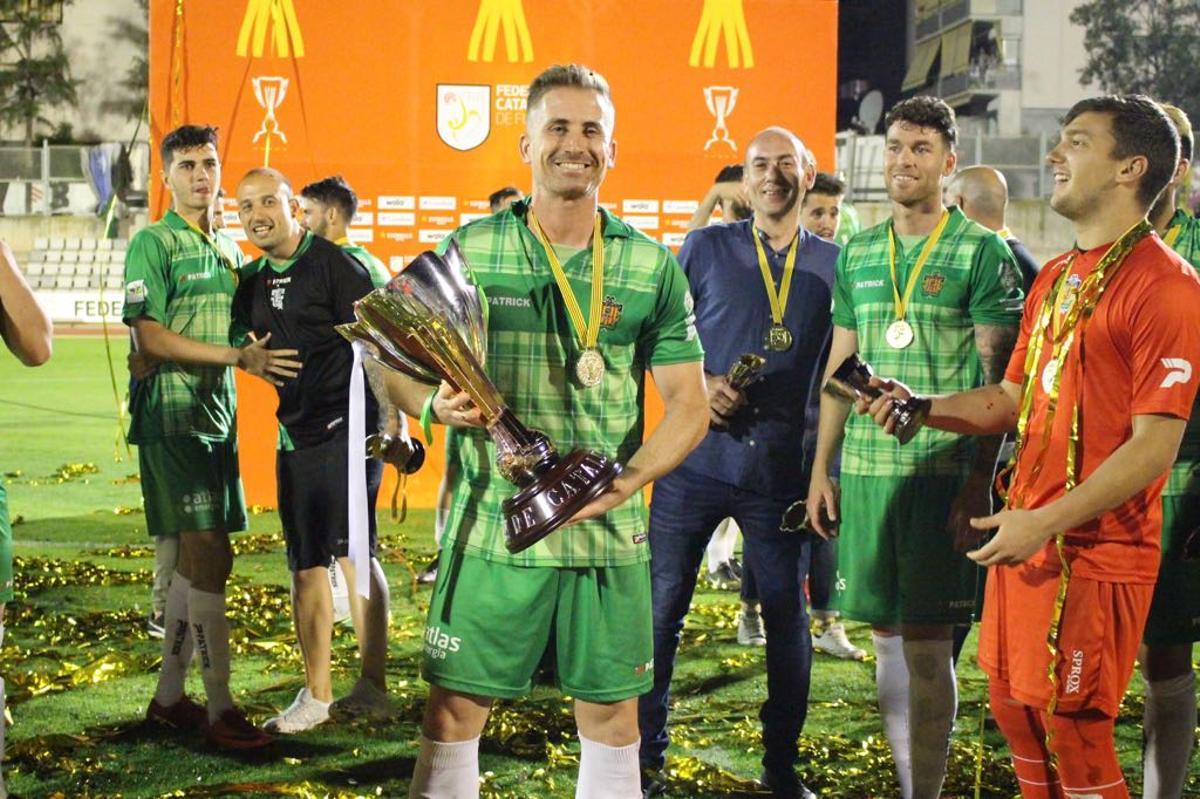 Amb el Cornellà va guanyar- una Copa Catalunya i disputar una fase d'ascens a Segona