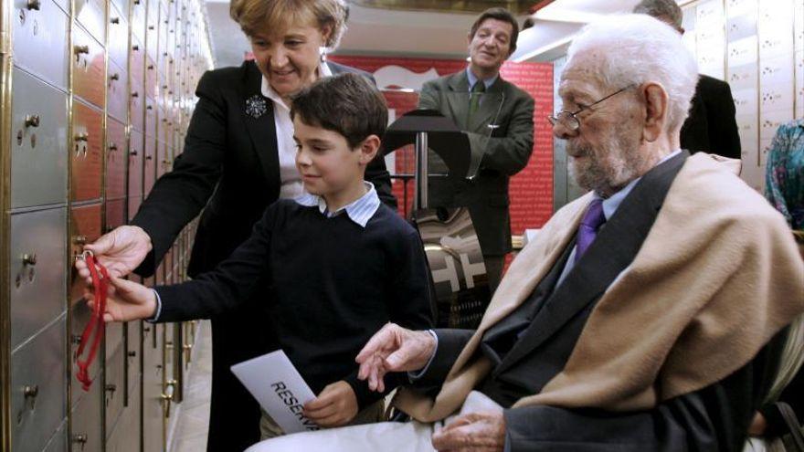 El valenciano, junto a su nieto, en la Caja de las Letras en 2008