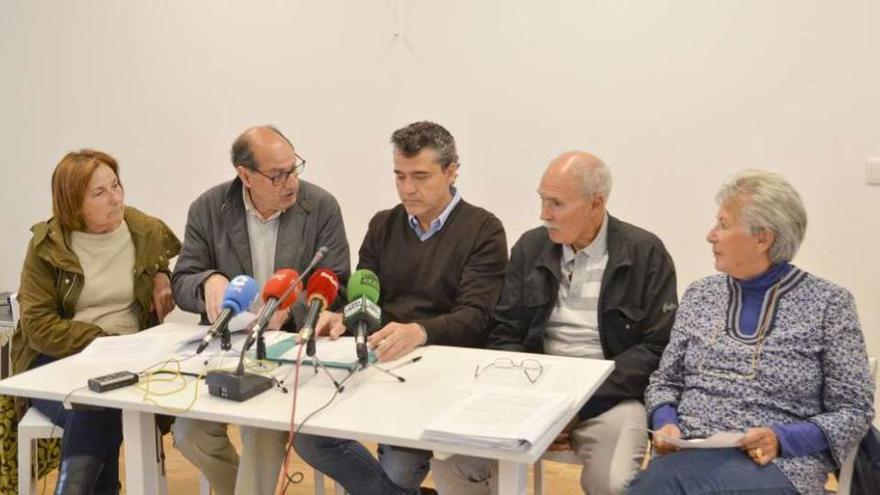 Representantes de la Comisión Aberta en Defensa do Común, ayer, en rueda de prensa.