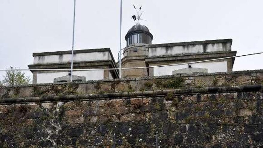 Instalaciones del antiguo faro de Oza, cerradas al público. / fran martínez