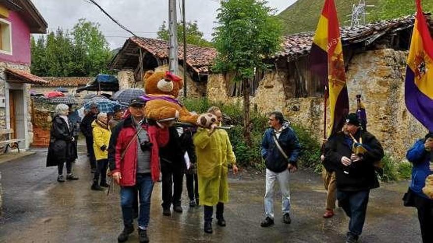 La localidad de Llueves, en Cangas de Onís, saca en procesión al oso que mató a Favila