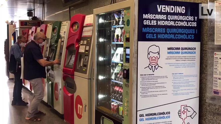 Mascarillas y geles en las máquinas "vending" del metro