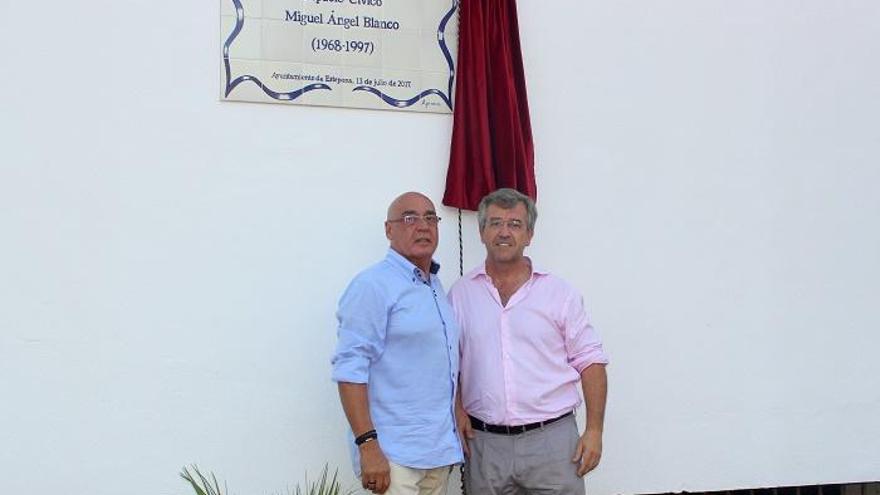 El expresidente del Senado Javier Rojo y el alcalde de Estepona, José María García Urbano.