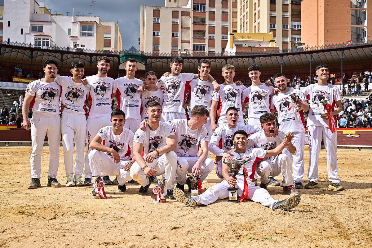 Los ganadores, con la plaza de toros llena de fondo.