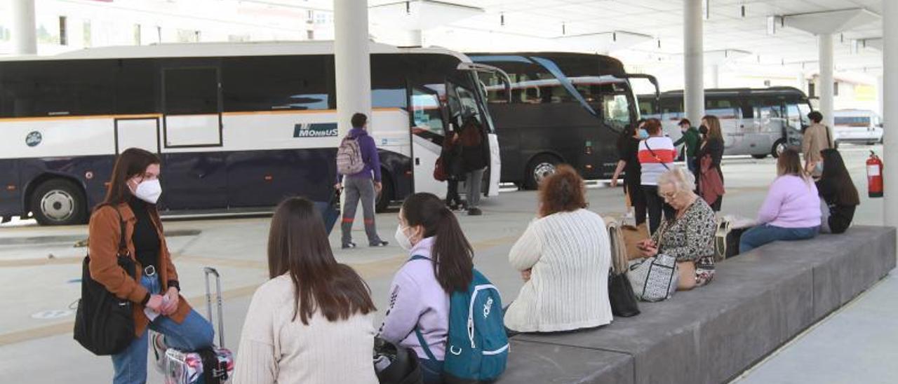 Usuarios de autobús en la nueva estación intermodal de Ourense. | // I. OSORIO