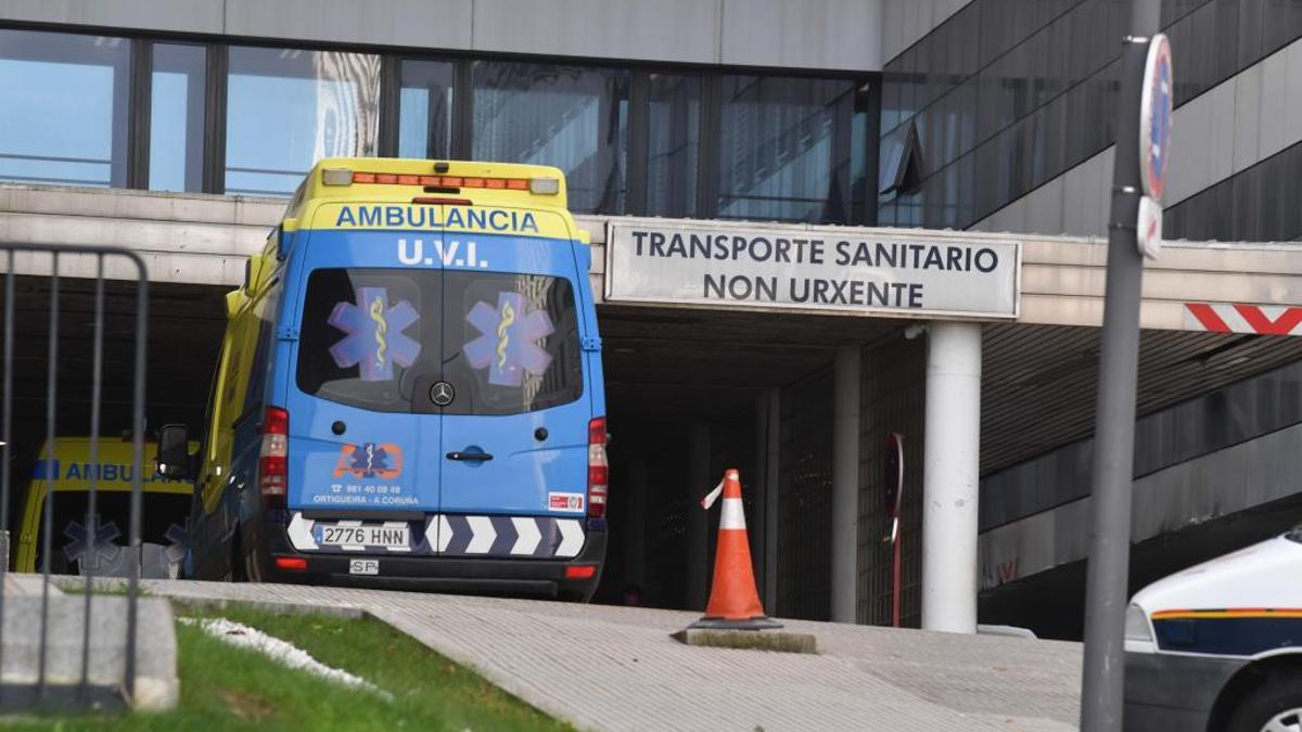 Una ambulancia en el acceso al Hospital de A Coruña.