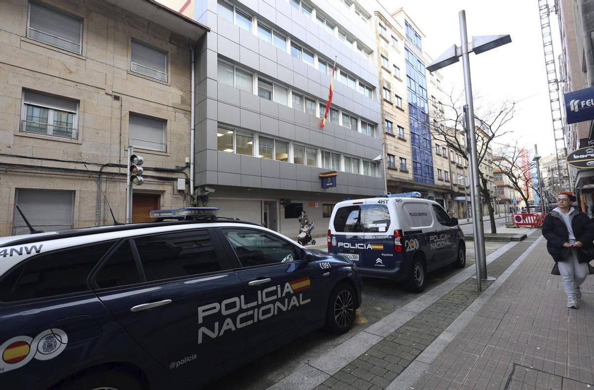 Coches de la Policía Nacional ante la Comisaría de Pontevedra.