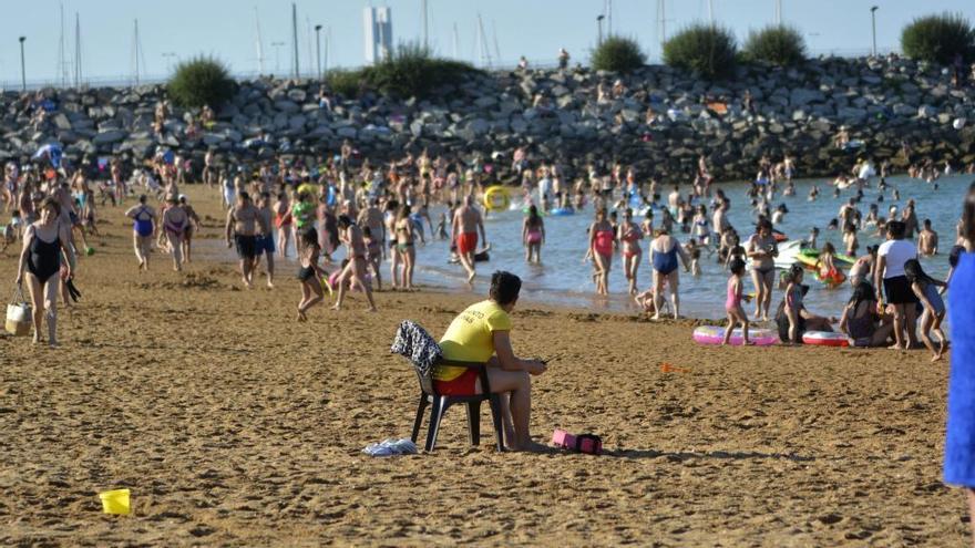 La playa de Oza, con bañistas, el verano pasado.