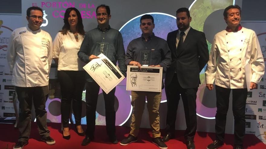 Los ganadores, en el centro, flanquedos por Carmen Reverte del CCT y Vicente Parra de Estrella de Levante.