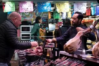Sólo tres de cada diez consumidores del área de Barcelona afirman comprar alimentos frescos en mercados municipales