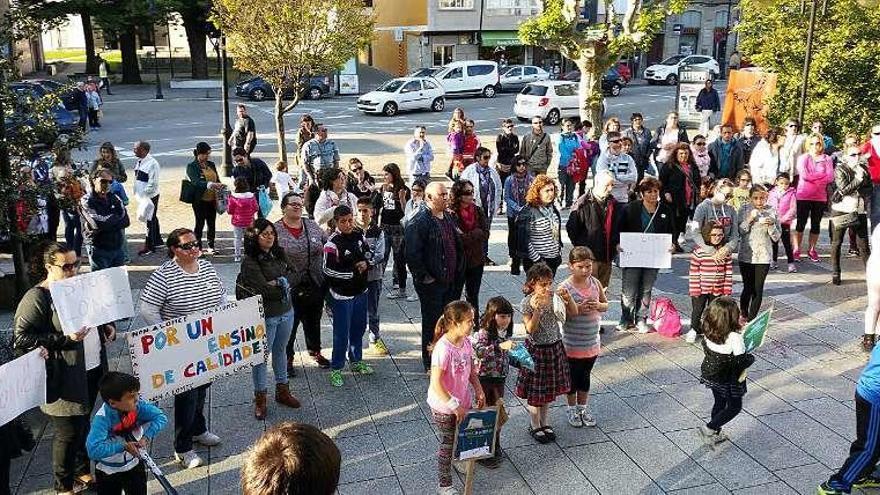 Un momento de la concentración de ayer frente al consistorio. // FdV