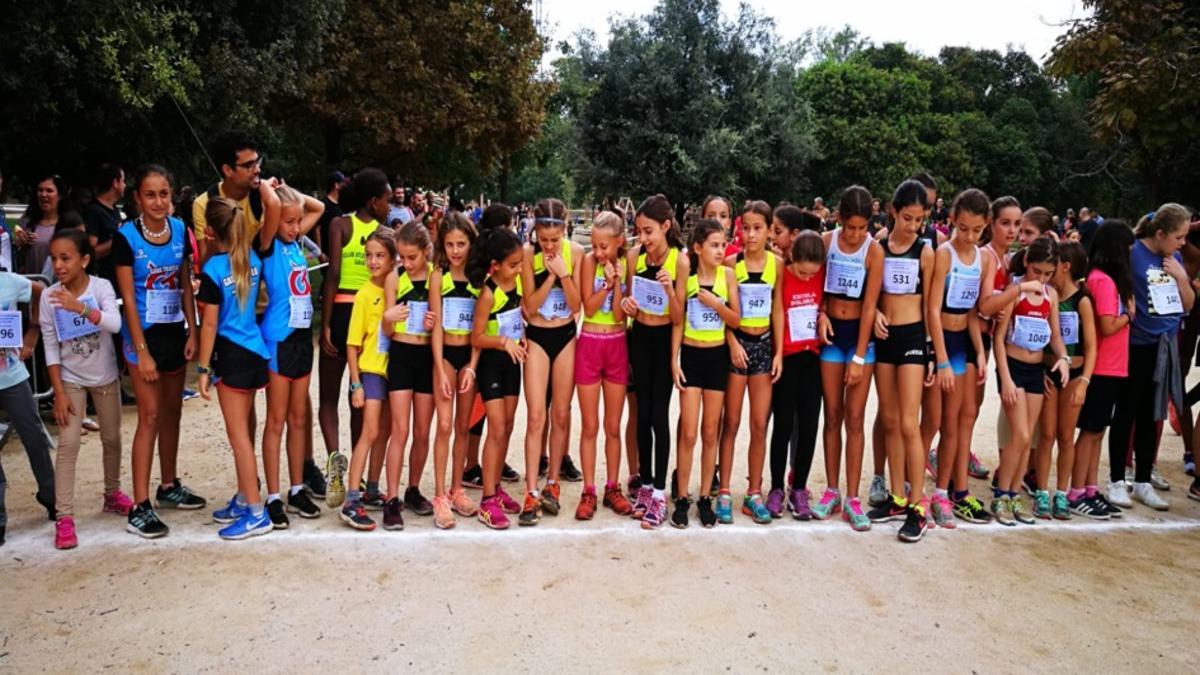 El grupo alevín femenino sub-12 del CAG en la línea de salida