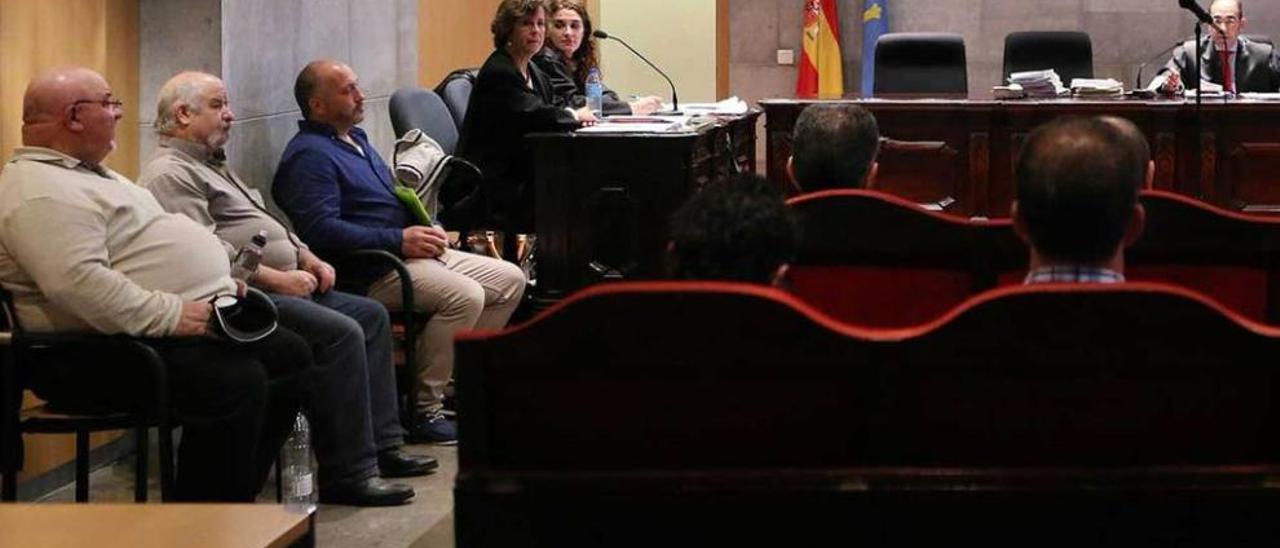 Florente Hernández, con camisa azul, sentado en la sala de la Audiencia donde fue juzgado junto a dos familiares que fueron acusados en su momento de encubrimiento.